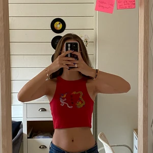 Linne - Super coolt linne i y2k stil som knappt är använt. Köpte det på pull and bear för ca ett år sen så finns nog inte kvar på deras hemsida. Nypris ca 200. Linnet är i strl xs men passar en s.