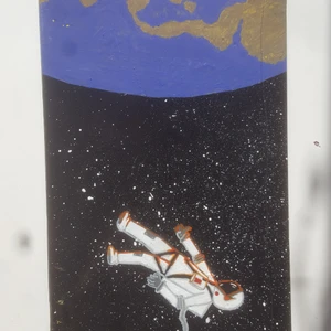 Väg dekoration| "lonely space" - Detta är ett konstverk som är gjort på en trasig skateboard. Istället för att den ska ligga och skräpa på min lokala skatepark. Är den nu ett konstverk som väntar på att bli upphängd på någons väg