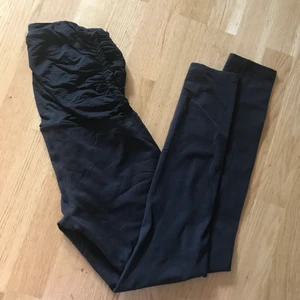 Maternity yogatights M - The most comfortable, high quality maternity yogapants you will ever wear 👶  I didn’t know it was maternity tights until I got home, so they work amazing even if you’re not with a bump. Soft as baby skin both in the high waist and the legs. Original price: 110usd. Brand: Beyond yoga