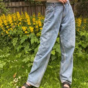 Ett par snygga baggy jeans från Zara😚 Är dock alldeles för stora för mig, men kanske passar någon annan☺️💕 Storlek 164, passar 13-14 år❤️✨😙