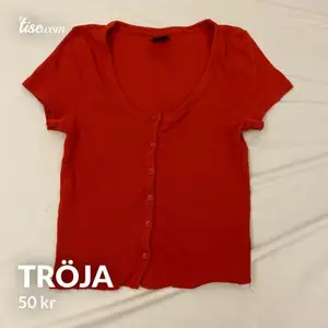 En röd T-shirt från Gina Tricot, aldrig använd, strl xs men passar även S 