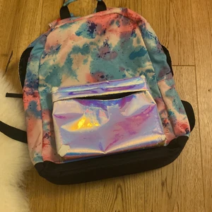 Intersport  - Den är lite sönder men inte alls mycket! Har många fack och den är bra för användning 🙏🤩