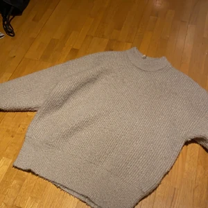 Stickad tröja  - En glittrig stickad tröja (sticks inte) stl xs från Gina Tricot 