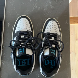 Lost boys skor st. 45 - Lost Boys Archives ”Crocs N’ Glocks”. Storlek 45. Använt en gång men gott som nya. Orginalförpacking finns