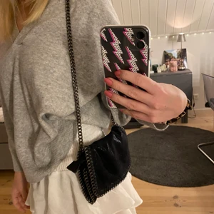 Stella McCartney liknande väska🤍🤍 - Säljer denna oanvända Stella McCartney liknande väska som är svart med skimmer i sig🤍🤍lägg endast bud om du är helt säker på att du vill köpa den!!