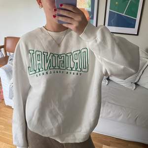Gosig sweatshirt från Gina tricot med grönt tryck på