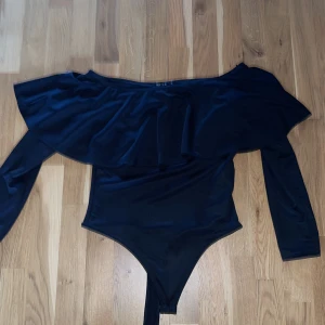 Body - En svart supersnygg body från Nelly! Använd en gång så i nyskick☺️  snygg både till vardags och till fest! 