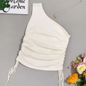 Vitt linne  - Plagget är helt oanvänt, alltså då i mycket gott skick! Storlek S med ett mycket stretchigt och skönt tyg!