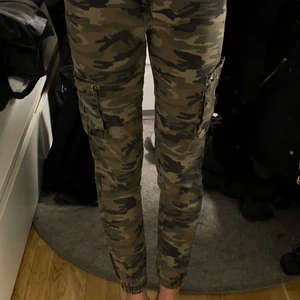 Camoflauge byxor - Camo byxor fint skick knappt använda 