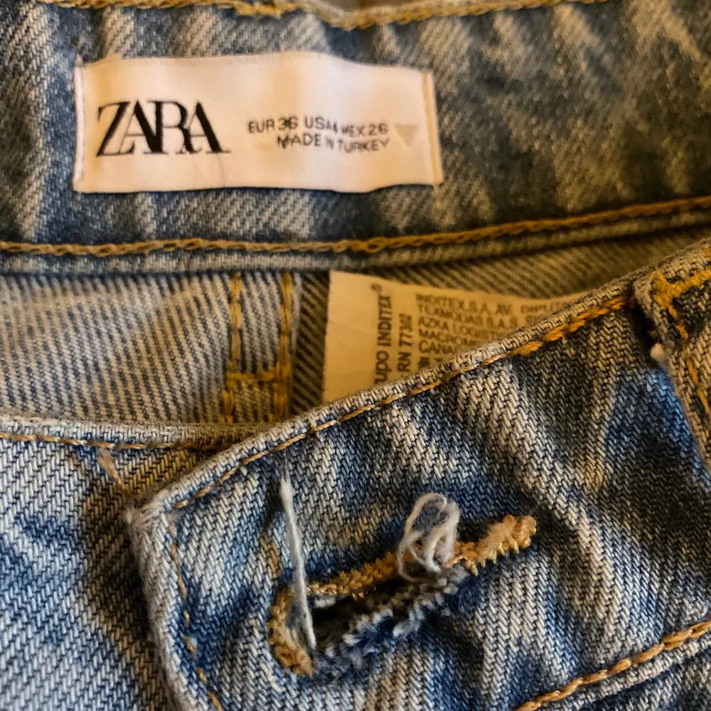 Säljer zara jeans med hög midja och långa ben. Mycket fint skick men lite trådar som har gått upp vid knäppet (se andra bild) använda ett par ggr🤍. Jeans & Byxor.