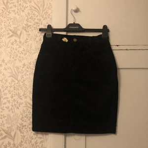 Snyggaste manschetterkjolen!! - Finaste Manchesterkjolen köpt på en vintagebutik i Amsterdam! Aldrig använd av mig (😭) då den är liten i storleken, står 36 men skulle gissa på 34.