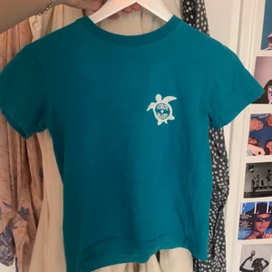Cool vintage T-shirt  - Säljer denna ascoola t-shirten då den inte kommer till användning. Den är köpt second hand men är i fint skick! Den har ett tryck på framsidan och på ryggen 💗 skulle säga att den är en storlek XS. Det är bara att höra av sig angående fler bilder eller frågor!! 