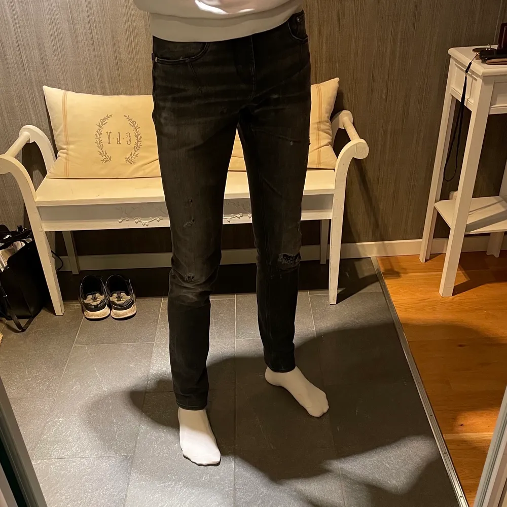 Les Hommes Urban jeans, köpta på Hombres i Marbella. Strl 31 vilket motsvarar 32/34 eller 33/34. Kan mötas upp i jönköping eller skicka dom med posten! Nypris 3100kr Mitt pris 999kr.. Farkut & Housut.