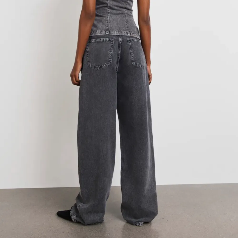 Söker stl 36-38 av dessa jeans från Gina Tricot som var ett samarbete med HannaMW.. Jeans & Byxor.