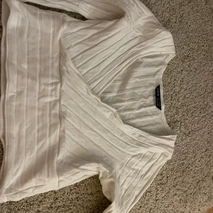 Vit topp  - Vit topp som testats. Tyckte dock att den satt tajt. Storlek S. Omlott. Köparen står för frakten