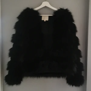 Fuskpäls jacka - Svart fuskpäls jacka från madlady. Strl M