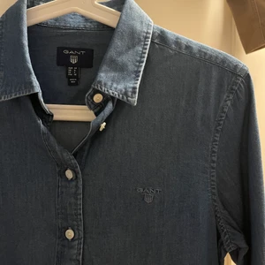 NY GANT skjorta i jeans - Helt ny Jeansskjorta från GANT. Storlek XS