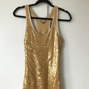 En superfin paljettklänning i guld från Bikbok, size XS, använd väldigt sparsamt och nu har jag växt ur den 🦋 har superfin brottarrygg och är mini-längd 🌞