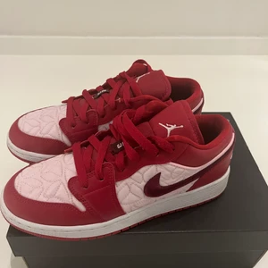 Jordan 1 Low - Säljer mina skit snygga jordans 1 ”pink foam” low❤️💕. Nästan aldrig använda, använt Max 3 gånger, så de ser ut som helt nya. Säljer på grund av att det inte är riktigt min stil. Frakt ingår inte i priset. Priset kan diskuteras!