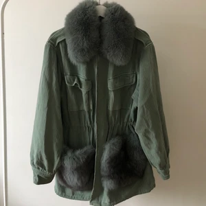 Windie Fur Green/Mintgreen Custommade  - Säljer min Windie Fur jacka (limited edition) från Custommade i strl S/M. Köpt förra året i december från Custommades hemsida. Jackan är i nyskick och har använts fåtal gånger. Jackan har 4 stycken fickor totalt, varav de två nedersta är helt öppna. Jackan har även ett justertbart snöre runt hela midjan samt en avtagbar krage som rekommenderas att tas av vid vår/tidig höst. 
