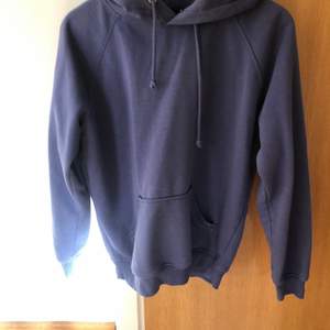 Blå hoodie från bikbok i storlek xs