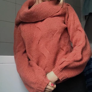 Stickad tröja - En super härlig stickad tröja. Jag tycker inte att den kliar när man har på sig den. Använt ett fåtal gånger eftersom det inte riktigt är min stil. Köpt från Vila och köpte den för ca.300kr. Köparen står för frakt!💗