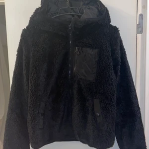 Kofta/jacka - Mjuk kofta/jacka i stl L plagget är aldrig använt prislappen sitter kvar ordinariepris:449kr