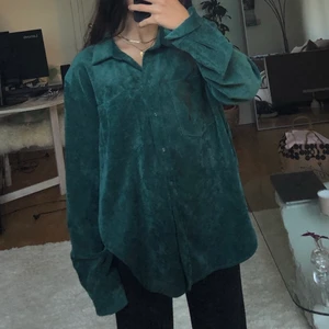 Manchester skjorta - Mörkgrön manchester skjorta i velvet ish material. Köpare står för frakt.