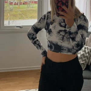Tröja - Säljer denna coola långärmade toppen!!🤍🖤 Stl S (använd väldigt fåtal gånger) Köparen står för frakten!!💫