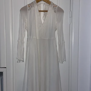 Vit spets klänning  - Vit söt drömmig klänning med typ spets? 