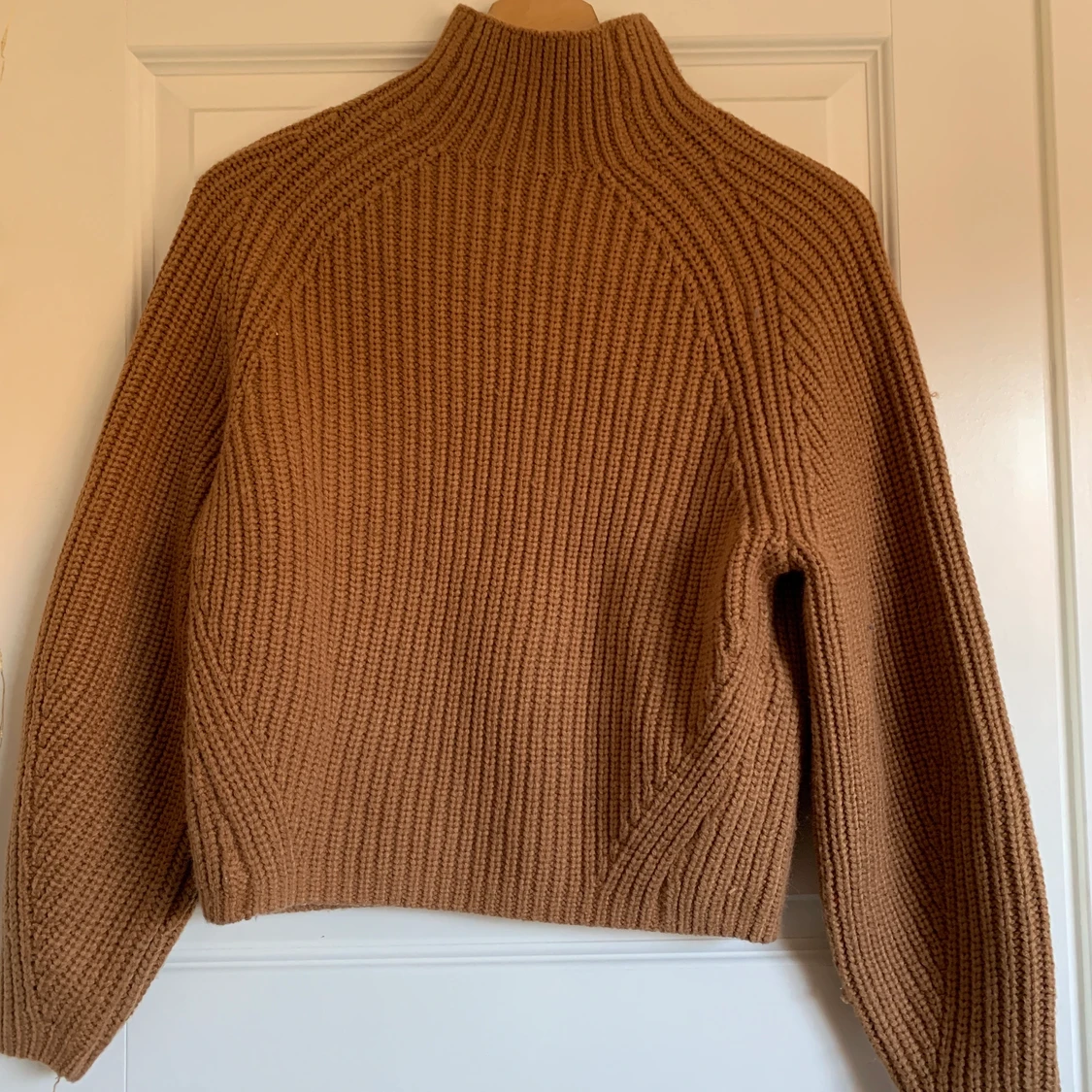 Brun stickad polotröja från Weekday