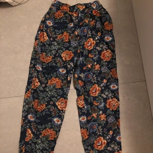 Blommiga vintage byxor beyond retro  - Jättefina höga byxor från beyond retro. Passar storlek 36. Lös passform!