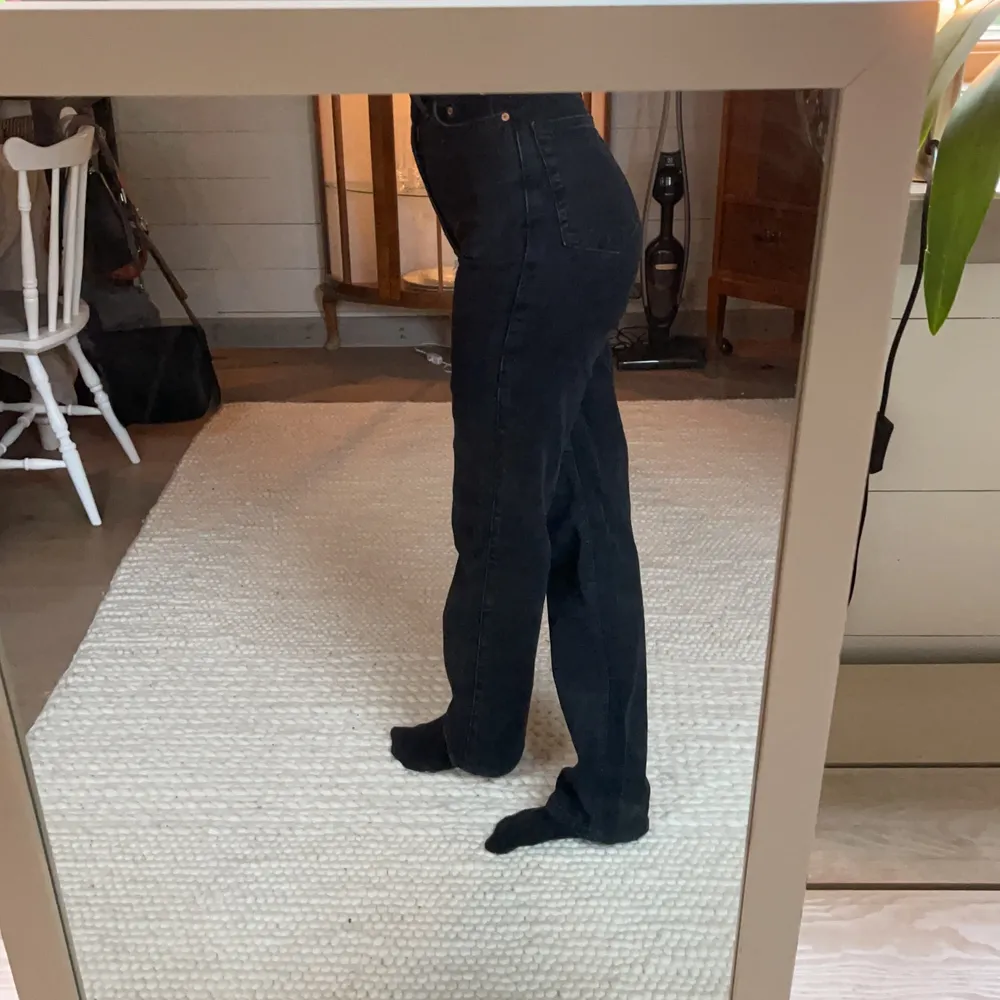 Ett par svarta raka jeans med hög midja. Modellen är ”Rowe” från weekday. . Jeans & Byxor.