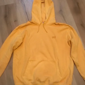 Levis - Gul jättefin munkjacka . För stor för oss, strl L. Som ny!