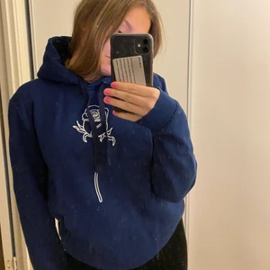 Hoddie ”Pale rose”  - Säljer min fina blåa hoddie från The Cool Elephant i storlek S. Hoddien är bara använd ett fåtal gånger då den är lite liten för mig. Jag skulle säga att en S motsvarar en XS eller XXS.   | Nypris: 600kr |                                                                        Skriv för intresse och priset går att diskutera!!!💙💙