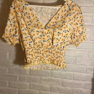 Super sött topp  - Super söt blommig topp, aldrig använd 