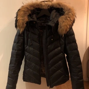 Hollies jacka storlek S  - (LÅNAD BILD)  Nypris 3500kr: Jätte fin jacka den man drar upp blixtlåset med har den man drar i gått av men inte själva den som den sitter i, där e någon skavank i fodret som kommer proffsigt fixas innan den lämnas ut till någon. Jag har sytt på en ny päls som kostade 2 tusen så nu är den fluffigare och större precis som alla vill ha den🥰 kommer inte gå upp i pris pga de skavanker (mini skavanker) som finns kan gå ner i pris och blir det fler som vill ha den så vinner högsta bud 