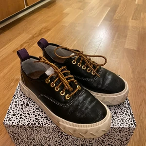 Eytys skor - Säljer mina eytys skor då det är för små. Knappt använda, iproncip nya. Köpta för 1000kr ish. 