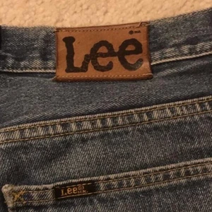lee jeans - Asballa ÄKTA lee jeans!! Passar mig skitbra på mig som vanligtvis har S/36 i jeans, är 1.68 och det passar i längden också! Intressekoll då jag vet inte om jag vill sälja de än. Säljer de om jag får ett bra pris, mvh är extremt pank💗