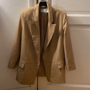 Kavaj  - En beige kavaj från ASOS använt en gång senare förra helgen storlek 32 gott som ny 