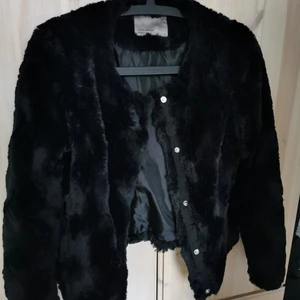 Fuskpälsjacka strl xs - Fuskpälsjacka i storlek xs från Vero moda. Fint skick Köparen står för eventuell frakt, skickar med billigaste alternativet eller annat enligt önskemål ☺️