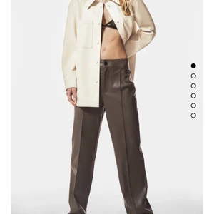 ZARA faux leather pants ( straight leg) - Assnygga faux leather pants från Zara!!!                 Använda 1 gång (nyskick) Storlek: XS-S (34) Säg gärna till ifall du vill se fler bilder;)