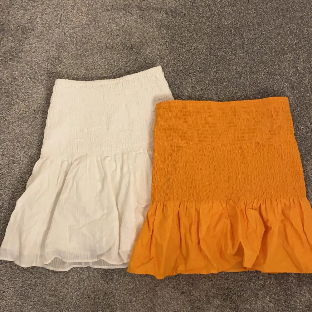 2 st kjolar en orange och en vit man får båda för 100 kr , storlek M eller S passar båda. Ni får betala  fraktern❤️. Kjolar.