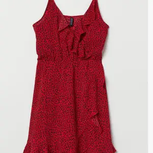 En fin röd klänning med volanger som är köpt på HM för 2 år sedan. Den är använd men i fint skick, säljer den för att den inte längre kommer till användning❤️ Köpt för 199kr, säljer för 60kr + frakt❤️❤️❤️
