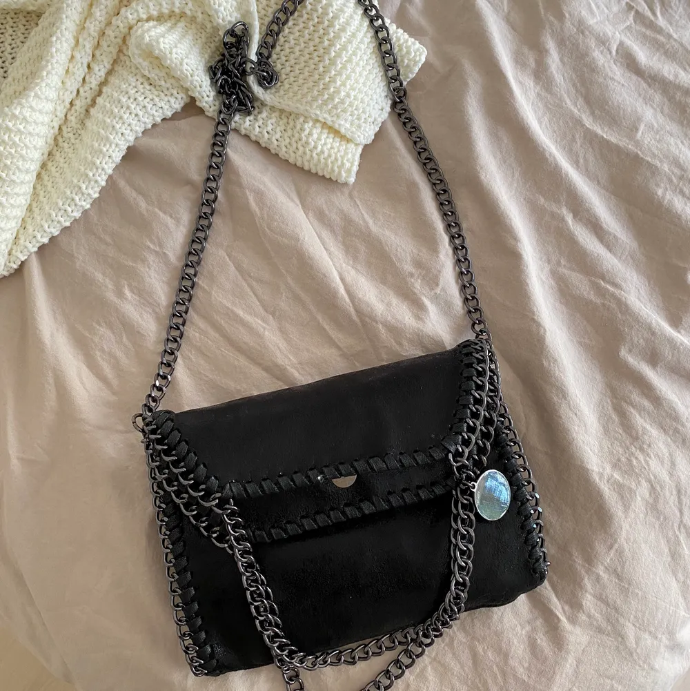 Oanvänd stella mc caetney liknande väska i den lilla modellen!💕🌈💗💓 köp direkt för 600kr. Väskor.