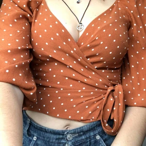 Knytblus - En jättefin knutblus från Gina tricot, använd en gång.   