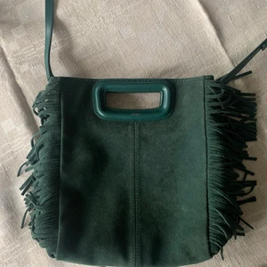 Maje väska - Säljer min superfina gröna Maje väska i den stora modellen! Den är i jättefint skick, och köpt för ca 2800kr! Skriv för fler bilder, obs sista bilden är lånad!💕💕💕💕