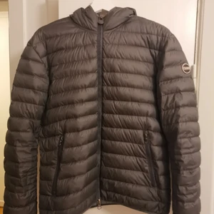 Colmar jacka  - Skön Colmar jacka i storlek 50 som motsvarar storlek M. Jackan har inga hål eller skador. Färgen är grå aktig. Nypris 3500kr