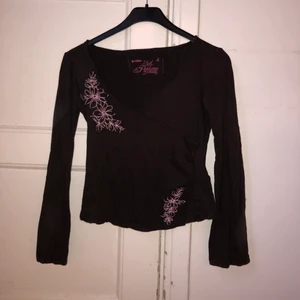 Brun och rosa blommig topp - En omloppaktig topp som är brun med rosa broderade blommor på. Ser svart ut på bilderna men är brun i verkligenheten. Storlek S-M Köparen står för frakten💓