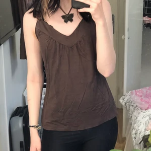 brunt linne - brunt linne med v-ringning. står storlek L men visas på en storlek S. axelbanden är justerbara